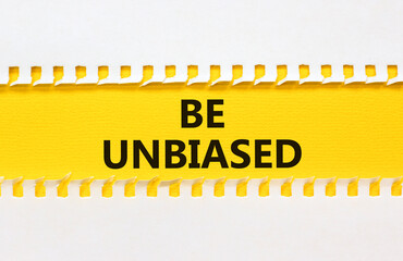 Obraz premium Be unbiased symbol. Concept words Be unbiased on yellow paper. Beautiful yellow table white background. Business psychology be unbiased concept. Copy space.