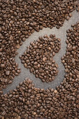 Ciemno brązowe ziarna kawy, w naturalnych barwach, w kształcie serca