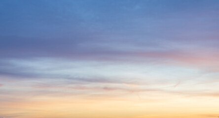 Fototapeta premium Textur mit Himmel in der Abendstimmung. Farben blau, gelb rot