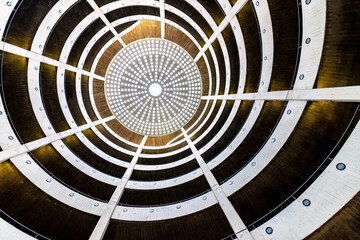 Parkhaus mit kreisförmiger Auffahrt von unten fotografiert