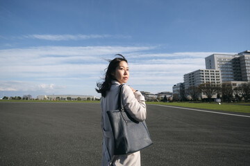 挑戦する女性実業家のポートレート
