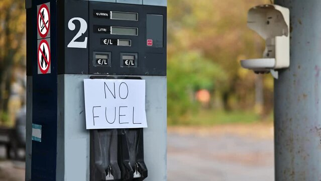 No fuel at the gas station. The gas station is closed due to lack of fuel. The fuel pump has failed.