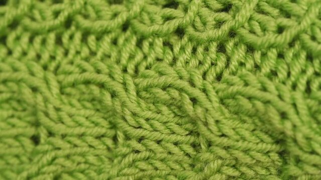 un bel maglione fatto a mano di colore verde, macro su un maglione fatto a mano, i regali utili, l'arte del saper fare a maglia