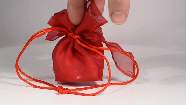 una bella bomboniera di colore rosso, sacchetto rosso isolato su sfondo bianco.