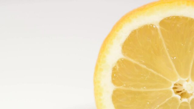 un bel limone tagliato in primo piano su uno sfondo bianco