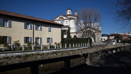 Gorgonzola (Milan): canal of Martesana and church