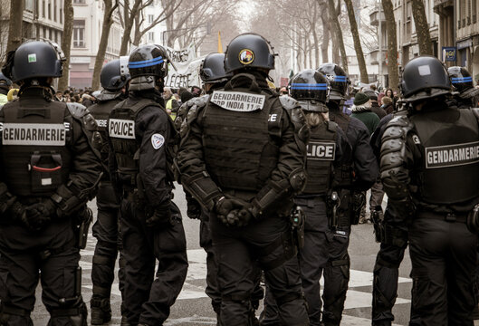policiers en intervention lors d'émeutes en France