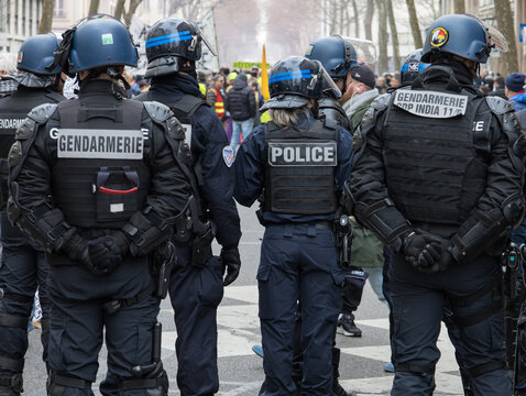 policiers en intervention lors d'&eacute;meutes en France