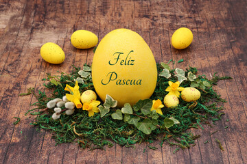 Tarjeta de Pascua: canasta de Pascua con huevos de Pascua amarillos y un huevo de Pascua inscrito...