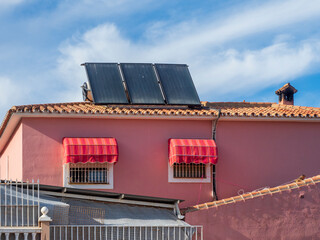 Casa unifamiliar con placas solares en el tejado