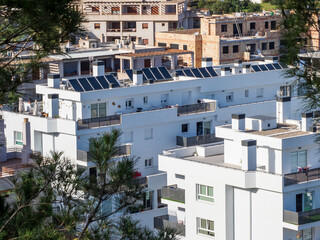 Apartamentos con placas fotovoltaicas en los tejados