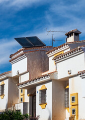 Placas solares en el tejado de una casa