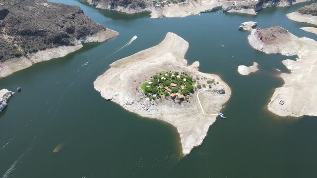 aerial drone island view, beautiful lake boats, houses paraiso para nadar