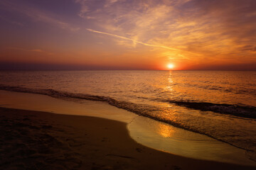 Romantyczny zachód słońca nad morzem Bałtyckim, malownicze letnie pejzaże, piaszczyste plaże nad morzem, spokojne scenerie