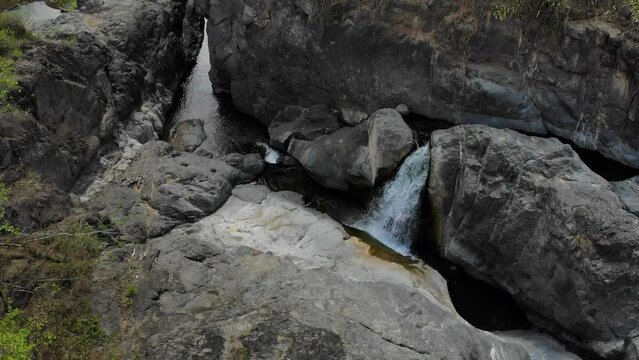 Cascada en zona rocosa del desierto