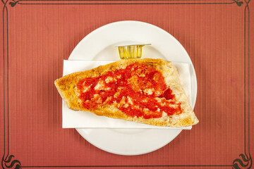  pan con tomate has recently spread outside its traditional region, mainly through restaurants that have included it in their menu, and emigrants who have promoted it in their places of origin