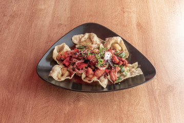 In Peruvian cuisine it is used to prepare a type of tequeño, as well as being the base of wonton soup or kam lu wantan  and served in various dishes of chifa food