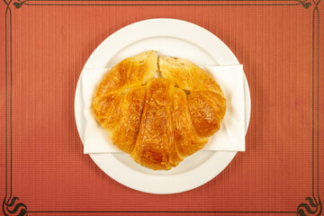 Croissant should not be confused with other types of croissant-shaped Austrian pastries, but with completely different manufacturing processes and ingredients