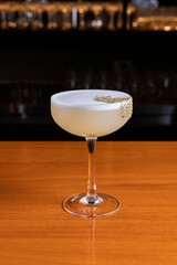 Coctail espumoso, pisco sour, con pimienta