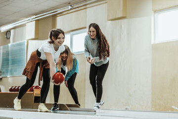 Obraz premium Female Friends Bowling Together