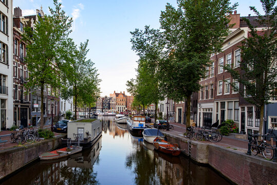 Amsterdam canals in the morning light © Bogdan Barabas