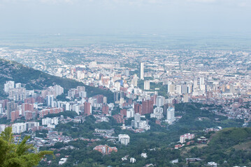 Obraz premium Stadtpanorama von Cali mit Draufsicht von Cristo Rey Statue in Kolumbien