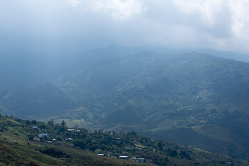 Fototapeta premium Landschaft des Valle de Cauca mit Dörfern und Bergen hinter Cali Kolumbien