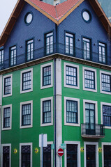 Prédio com janelas residênciais