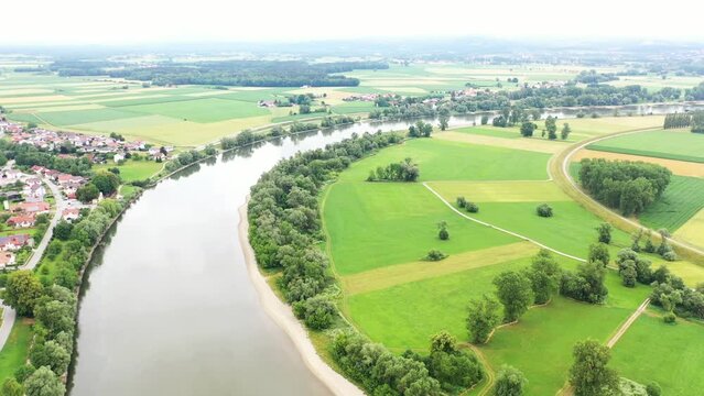 Luftbild, Drohnenvideo der Flussschleife bei Osterhofen mit Blick auf die Donau bei Mühlham. Osterhofen, Deggendorf, Niederbayern, Bayern, Deutschland.