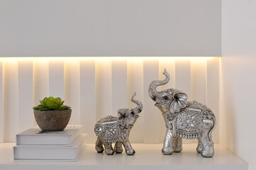 elefantes decorativos de prata com cristais 