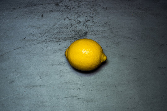 Zitrone Lebensmittel im Detail präsentiert auf Schiefer Gestein 