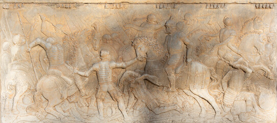 Relieve de piedra en el Palacio de Carlos V en la Alhambra de Granada en España