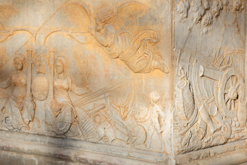 Relieve de piedra en el Palacio de Carlos V en la Alhambra de Granada en España