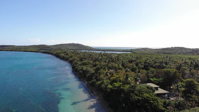 Playa tropical con laguna grande en Puerto Rico