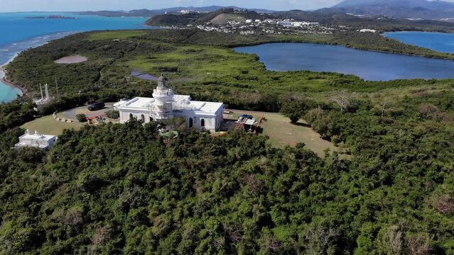Antiguo faro en reconstrucci&oacute;n con vista al mar y a la laguna desde la monta&ntilde;a