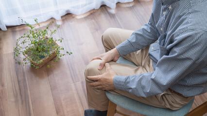 膝が痛む男性｜関節痛イメージ