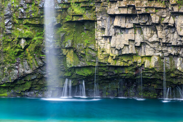 雄川の滝、滝壺に落ちる白い糸のような流れ