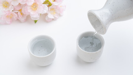 桜と日本酒｜お猪口に日本酒を注ぐ