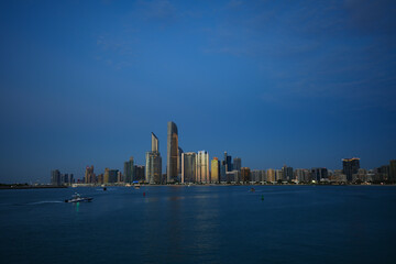 Obraz premium the city of Abu Dhabi. Abu Dhabi beach at sunset. urban landscape.