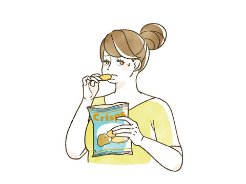 困った表情でポテトチップスを食べている肥満女性