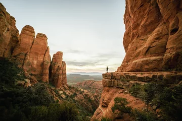 Photo sur Plexiglas Arizona Wide angle view of woman standing at sunset from Cathedral Rock in Sedona.