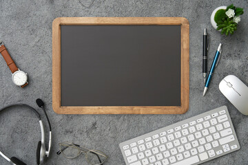 黒板のあるビジネスデスク　俯瞰撮影　無人