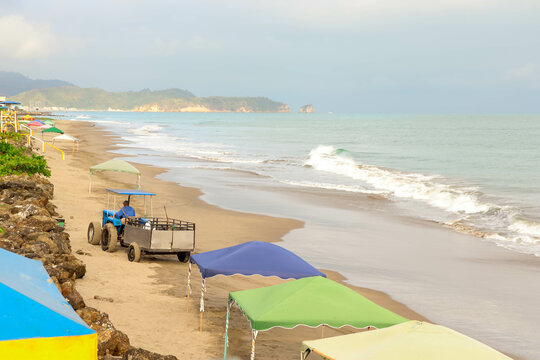 tractor limpiando las playas en la ma&ntilde;ana