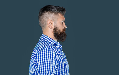 Obraz premium bearded serious man profile wear checkered shirt on grey background