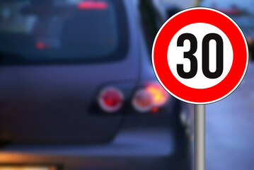 Eine Straße und Verkehrszeichen Tempolimit 30