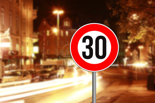 Eine Stra&szlig;e und Verkehrszeichen Tempolimit 30