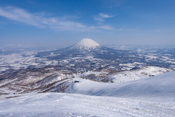 Fototapeta na wymiar 北海道　ニセコ　ニセコアンヌプリ　山頂　登山　羊蹄山　スキー　スノーボード　バックカントリー