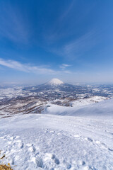 Fototapeta na wymiar 北海道　ニセコ　ニセコアンヌプリ　山頂　登山　羊蹄山　スキー　スノーボード　バックカントリー