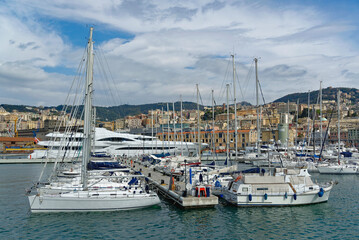 Fototapeta na wymiar Le port de plaisance de Gênes en Italie