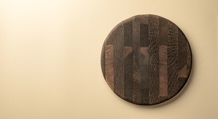 Wooden round cutting board for pizza with dark brown pattern